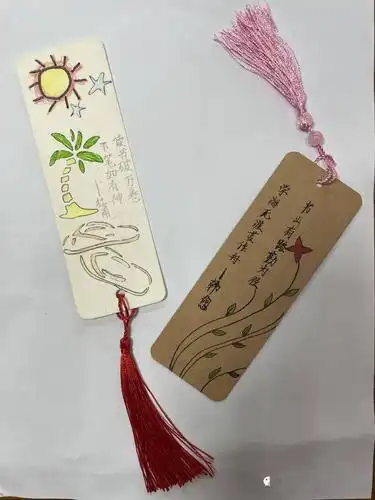 瞧,一张张充满童趣,设计巧妙,形状奇特,富有创意的个性书签在同学们的