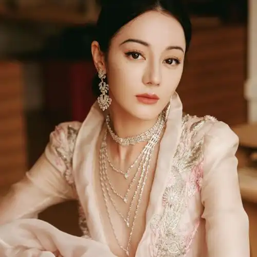 星光messika#@dear-迪丽热巴佩戴messika高级珠宝系列套装亮相vogue