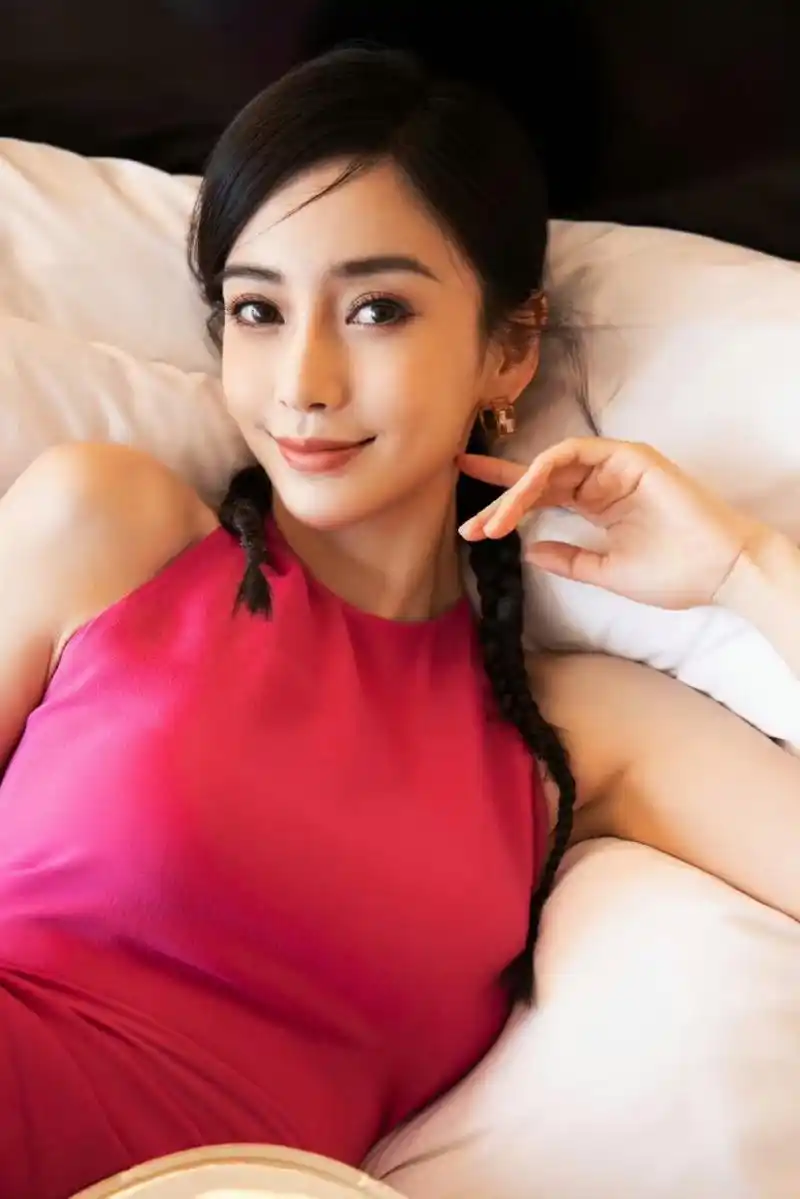 明星穿搭# #杨颖#  angelababy甜酷玫红挂脖吊带裙,优雅温柔好迷人.