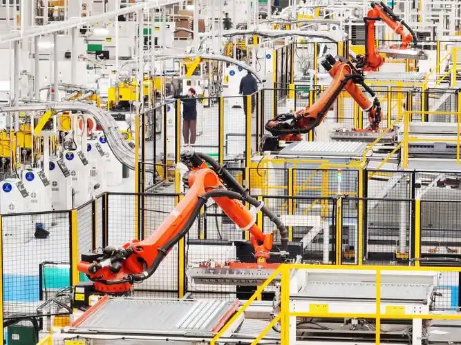 江都区的一家智能制造企业,工业机器人在生产线上作业. 孟德龙 摄