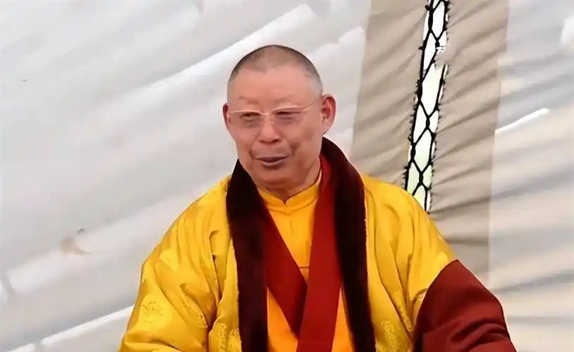 假活佛王兴夫,10年敛财2亿,欺负100多位女弟子:我是现在的佛_洛桑丹