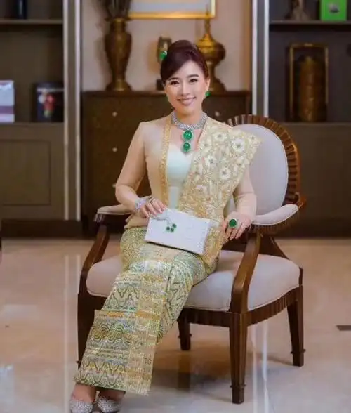 缅甸土豪炫富!全身佩戴满色翡翠套装,那绿莹莹的蛋面堪比鸡蛋啊