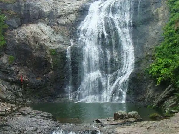 景点介绍:  三折瀑 在雁荡山众多瀑布中,三折瀑最为奇异,其中尤以中折