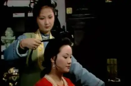 《红楼梦》中很多地方都提到了梳头,篦头.