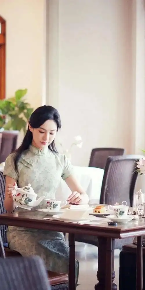 凤凰卫视新闻主播 郭洋子 身穿旗袍,绝美