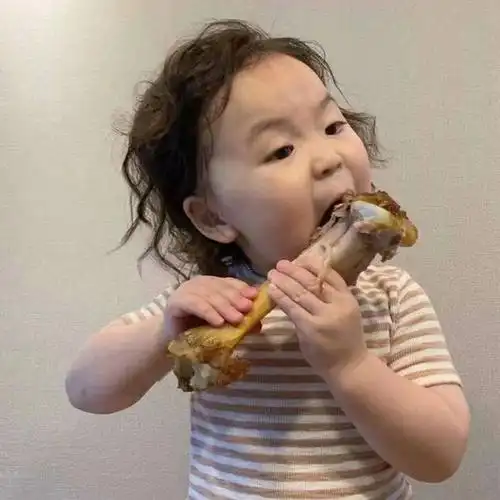 萌娃搞怪头像啃骨头背景图