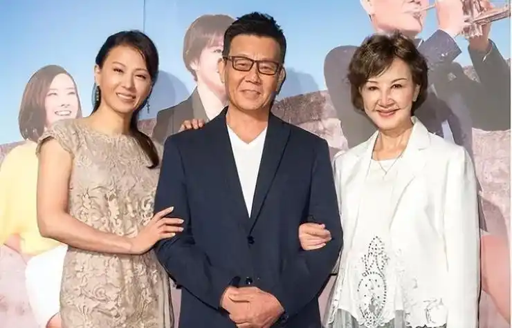 知名演员寇世勋带着红颜知己许黎丹回家,和妻子崔瑶琪正式见面