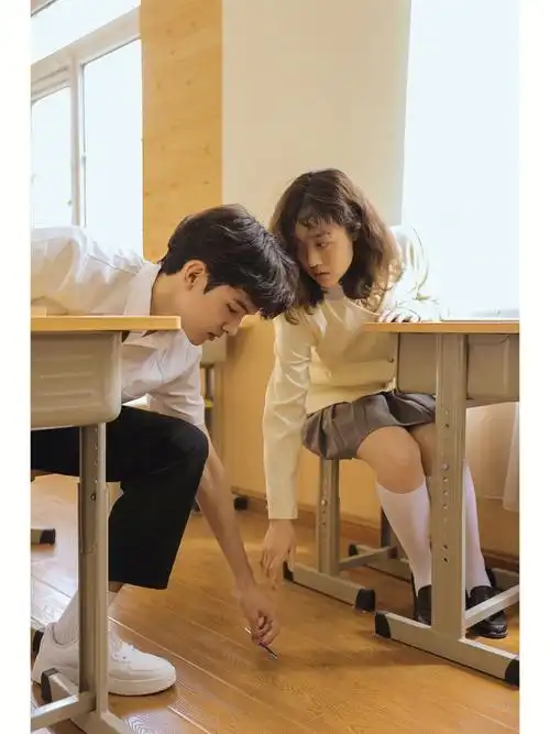 强推60甜甜的校园风情侣照教室写真