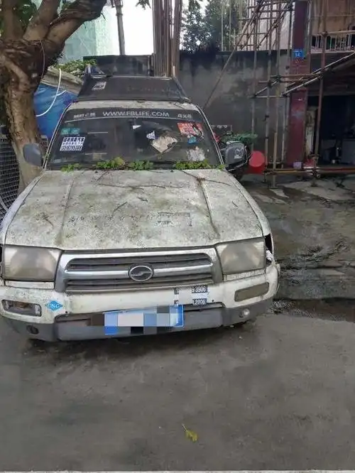 南充;人行道上这辆肮脏破烂的汽车,算不算城市"僵尸车"呢?