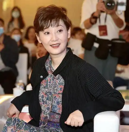 徐帆不愧是冯小刚的老婆穿黑色外套配碎花裙妆容精致优雅高级