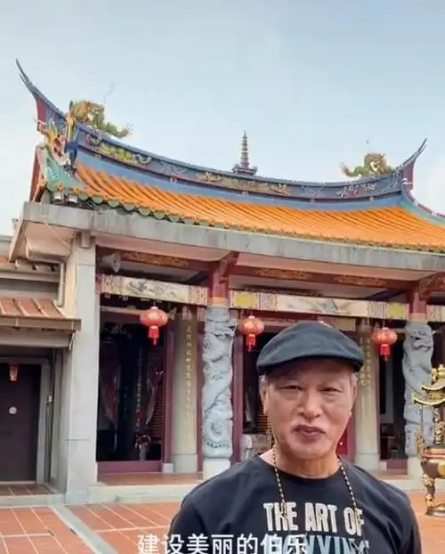 照片中,狄威在一座古色古香的建筑前拍摄视频,他的头发已经花白,但是