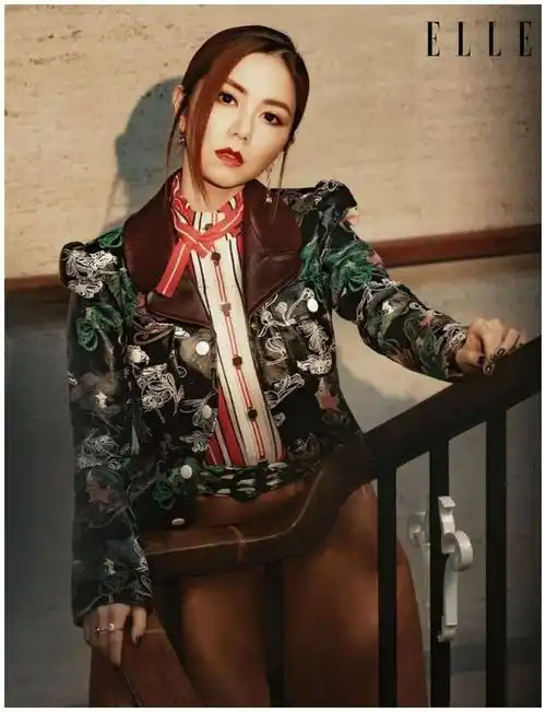 邓紫棋在红白相间的竖条纹衬衫外面穿着黑色印花皮衣.