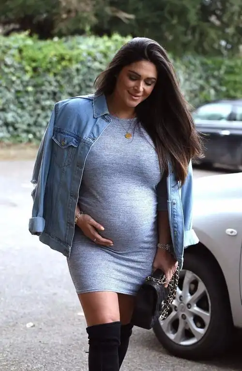 女星凯西·巴彻勒挺巨大孕肚外出就餐,很轻松愉快