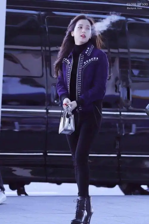 11.迷人的街拍照jisoo太美了,连她的街拍照片都像电影海报!