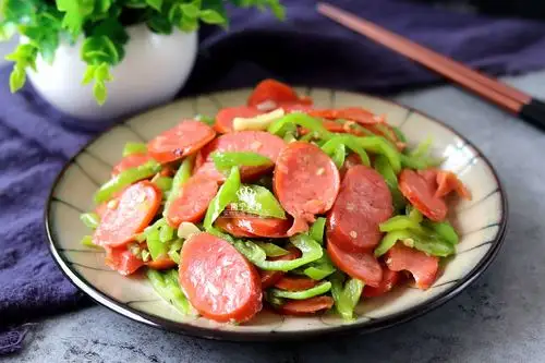 原创家常菜香肠炒青椒,香辣又开胃,越吃越上瘾!