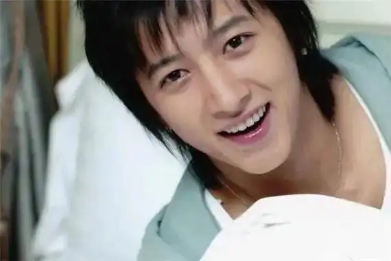 以及当年在韩出道的韩庚,那时候也是妥妥的美少年派,早年庚澈cp那么火