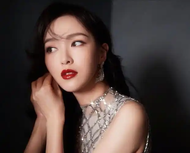 1/ 6唐嫣红毯造型,身穿高定礼服出席,高级的闪耀渐变长裙,优雅大气