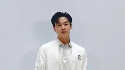 刘宪华全白装扮超清新 造型休闲气质矜贵