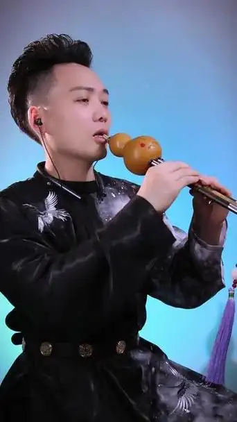 葫芦丝响起《卷珠帘》的旋律如同一幅古老的画卷缓缓展开