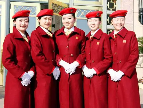 2009年3月8日,来自北京会议中心,友谊宾馆等的礼仪小姐高兴地在天安门