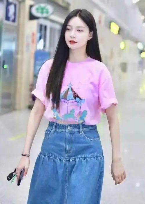 沈梦辰现身机场t恤配半裙显瘦又洋气比18岁还像18岁