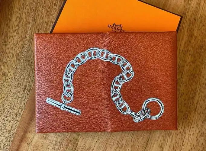 将爱马仕猪鼻子链条彩绘在爱马仕calvi卡包上,融合进hermes dna,让