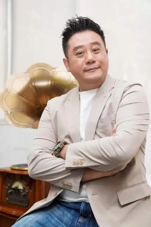 53岁麦长青自曝全家定居广州首谈感受就像回到了家一样