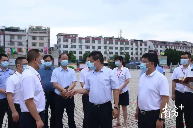 针对高考备考工作,张杨彬强调,学校要进一步强化端午和