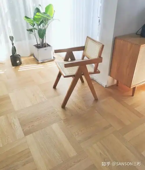 地板拼贴成一个正方形,然后再错落有致的依次铺贴,呈现出"田"字的效果