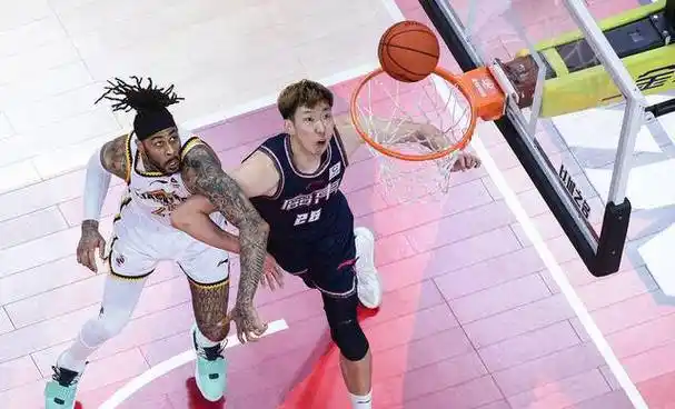 珍贵友情:周琦与莫兰德赛场对决赛后致以真挚祝福