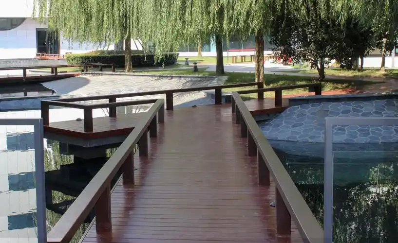 草木上的空中游廊-防腐木栈道