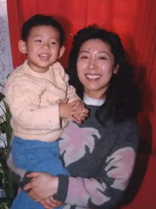 回顾:12位歌唱家子女对比,朱明瑛母子是校友,韩红与母亲长得像