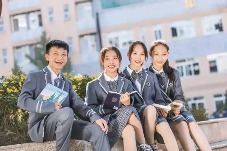 成都圣菲学校中学部执行校长蒋小平:让教师传递爱,让学生感受温暖