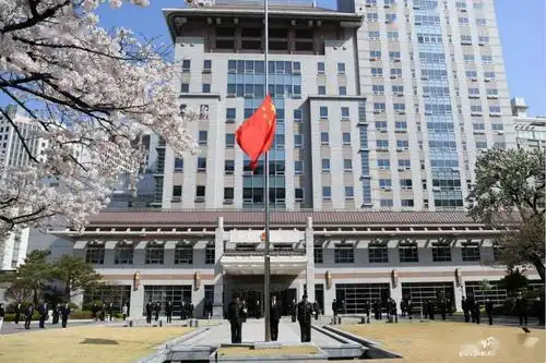 中国驻韩国大使馆降半旗悼念抗疫牺牲烈士和逝世同胞