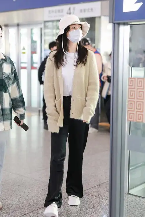 杨紫机场绿色开衫造型路透##杨紫北京到达