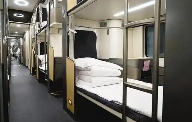 中国首例全卧铺列车,全程727公里,中间没有停靠站,一觉到沈阳