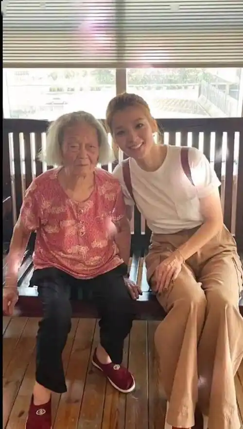 tvb长腿花旦乘高铁探望家人,还吃长脚蟹!