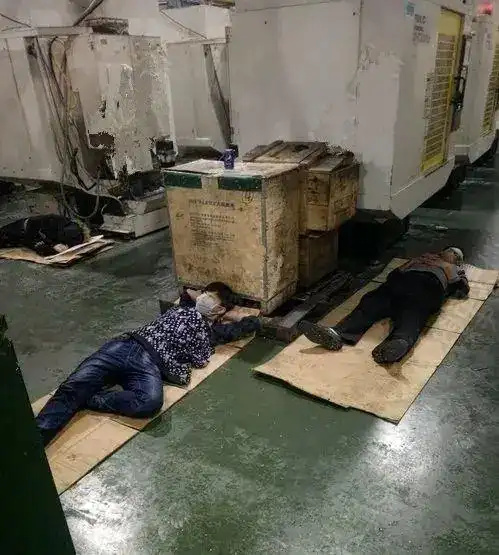 工厂打工,夜里打工者躺在地上休息,这就是最真实的打工生活|上夜班