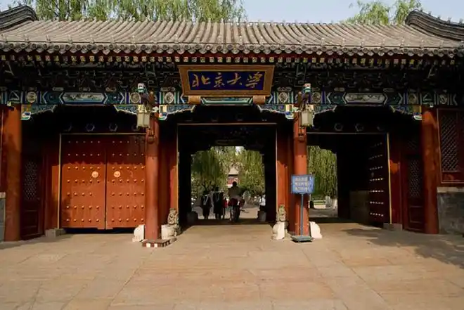 什么热门行业来施展自己的抱负时,邓文庆飘飘然的进入了哲学的大门