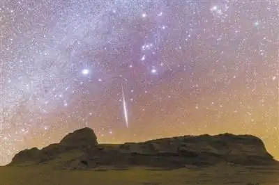 冬季的青海海西,一颗火流星从天狼星和猎户座间呼啸而过.