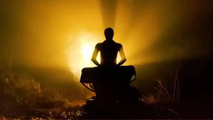 印度电视台记者探秘来去无影的瑜伽士,瑜伽士坐着睡觉