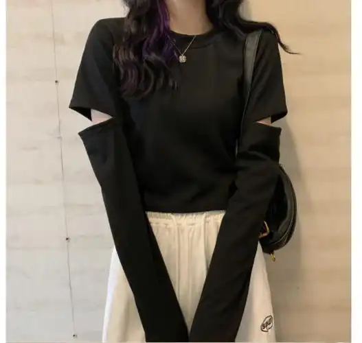 黑色t恤衫是大多数女生在夏天选择的衣服之一.