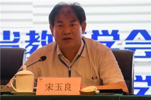 临沂市教育科学研究中心主任宋玉良在大会上致辞教师新秀代表作大会