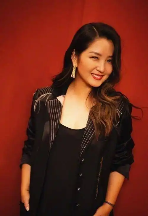 近日,何洁公开了一组令人惊艳的照片,并宣布自己已经成功减掉了70斤