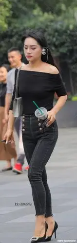 修身黑色t恤搭配牛仔裤,展现女性中性魅力
