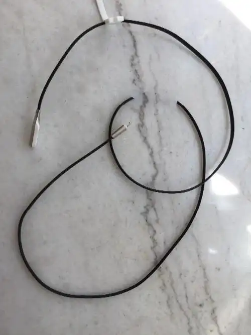 求大神帮我把数据线p成剪断的样子,真实的感觉,寻找大神,万分感谢