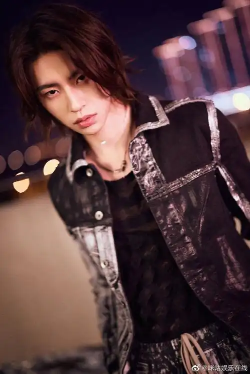 咕咕星闻##小鬼逆光舞台氛围感##小鬼小年夜舞台彩排图