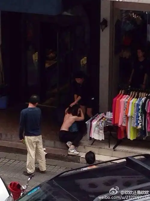 温州一女子行窃被抓 遭人当街扒光(组图)(7/20)