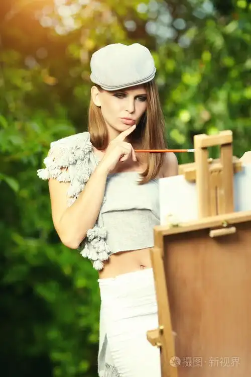 时尚女人画画打开空气会话