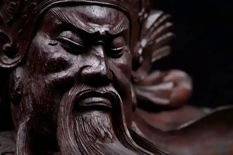 为什么古往今来,人们都供奉耍大刀的木雕关公?